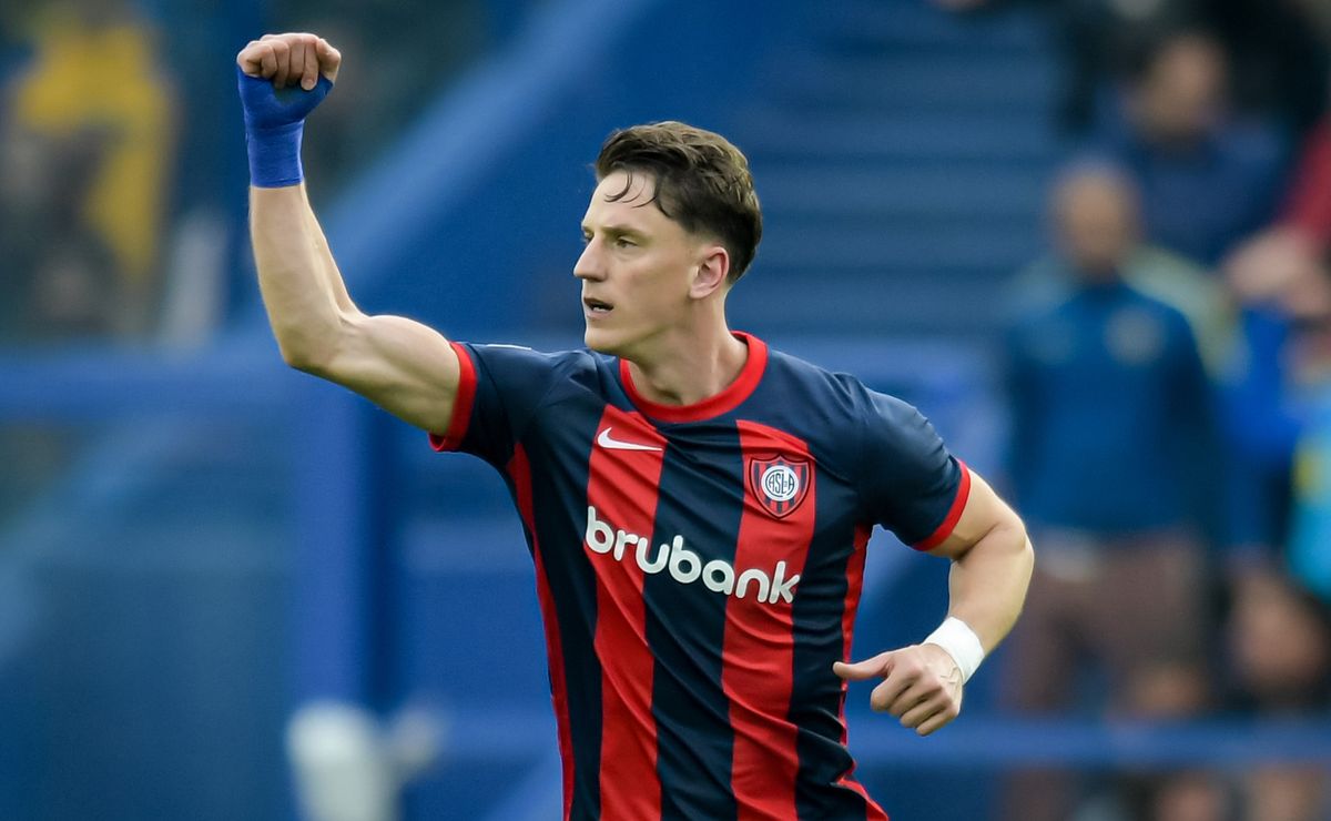 Vasco nega interesse em Andrés Vombergar e descarta negociação com o centroavante