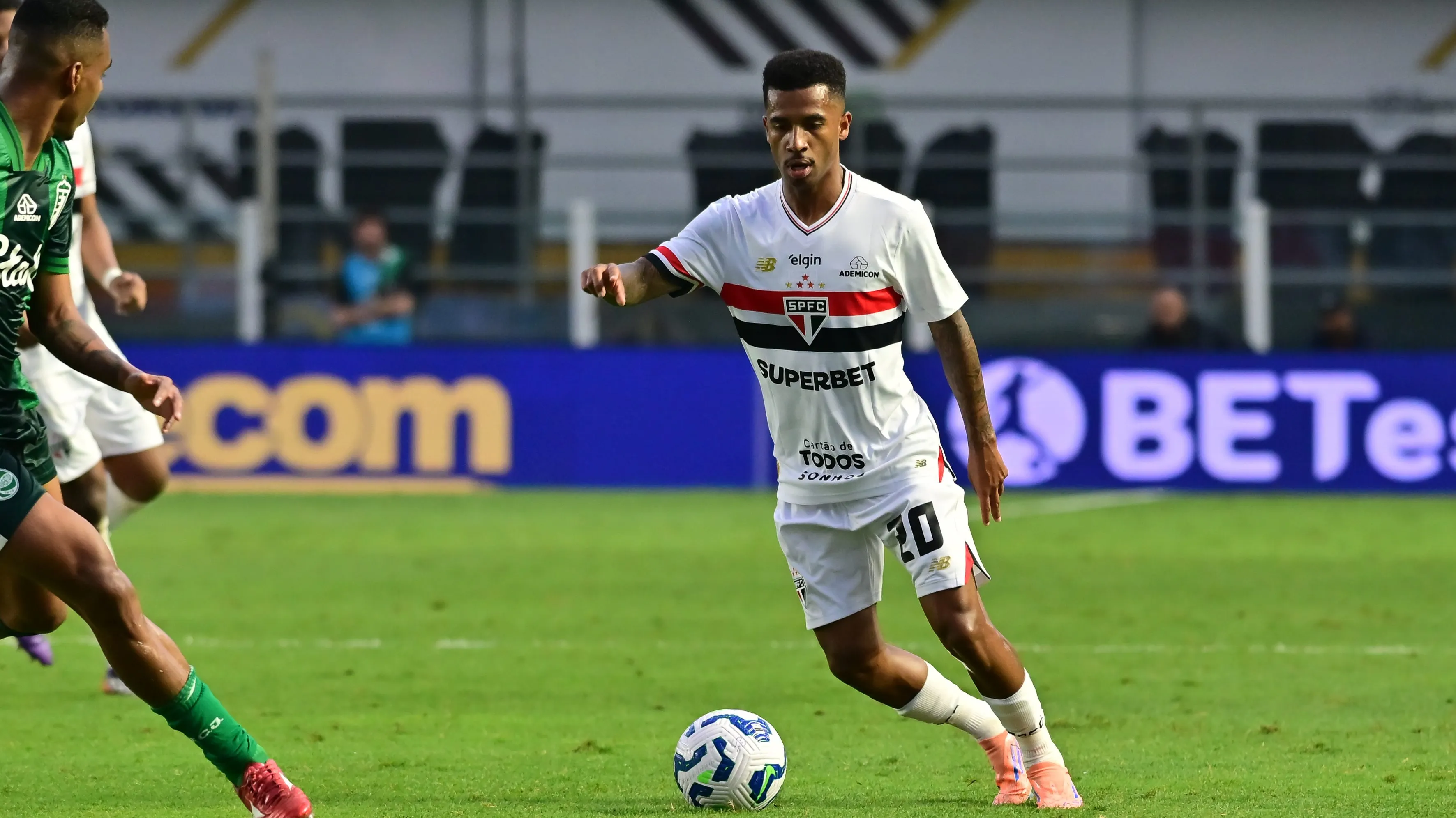 Flamengo quer o camisa 8 - Foto: Jota Erre/AGIF.