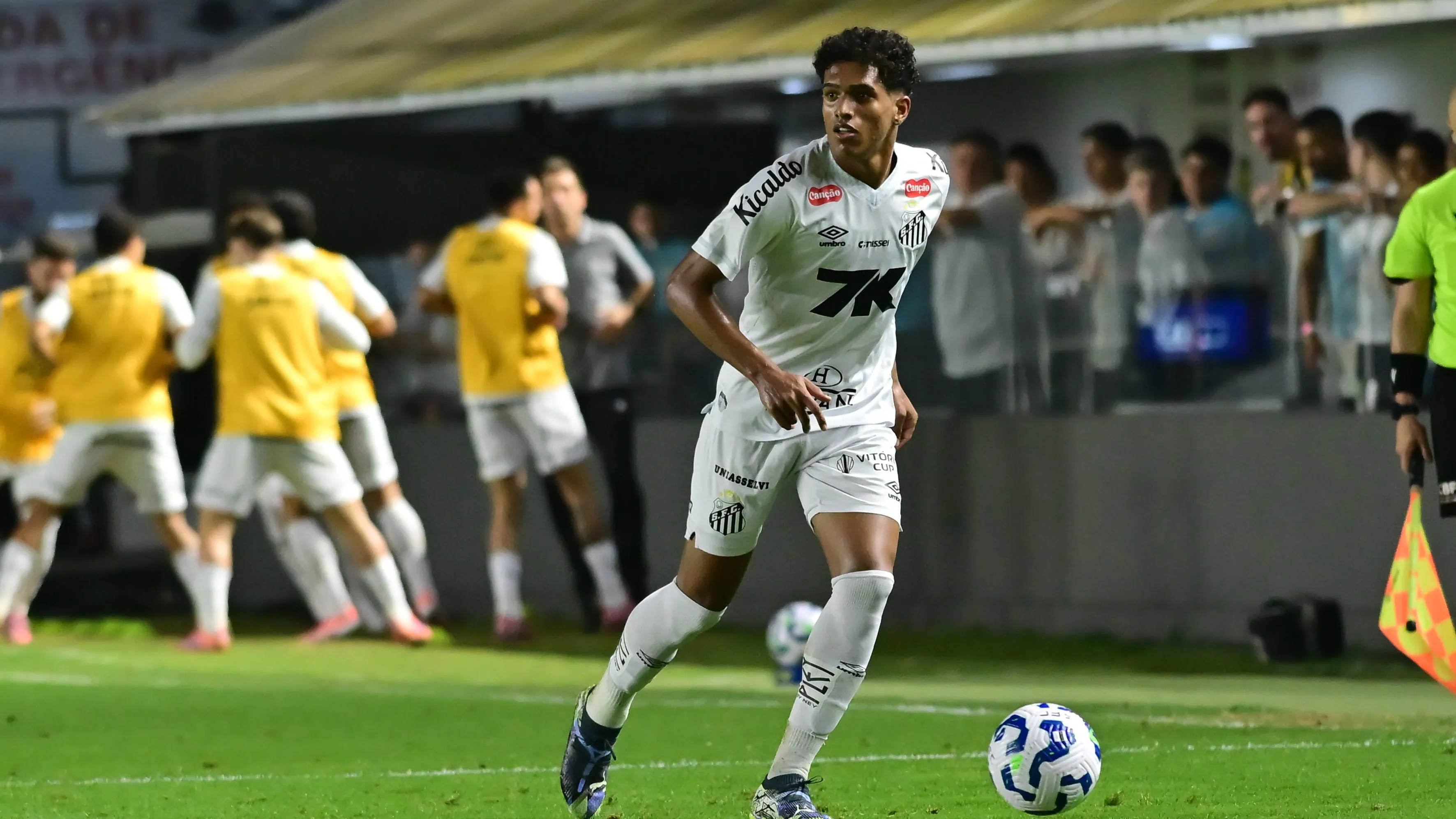 SP – SANTOS – 28/11/2025 – BRASILEIRO A 2025, SANTOS X SPORT – Souza jogador do Santos durante partida contra o Sport no estadio Vila Belmiro pelo campeonato Brasileiro A 2025. Foto: Jota Erre/AGIF
