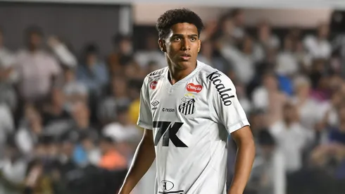 SP – SANTOS – 01/10/2025 – BRASILEIRO A 2025, SANTOS X GREMIO – Souza jogador do Santos durante partida contra o Gremio no estadio Vila Belmiro pelo campeonato Brasileiro A 2025. Foto: Jota Erre/AGIF