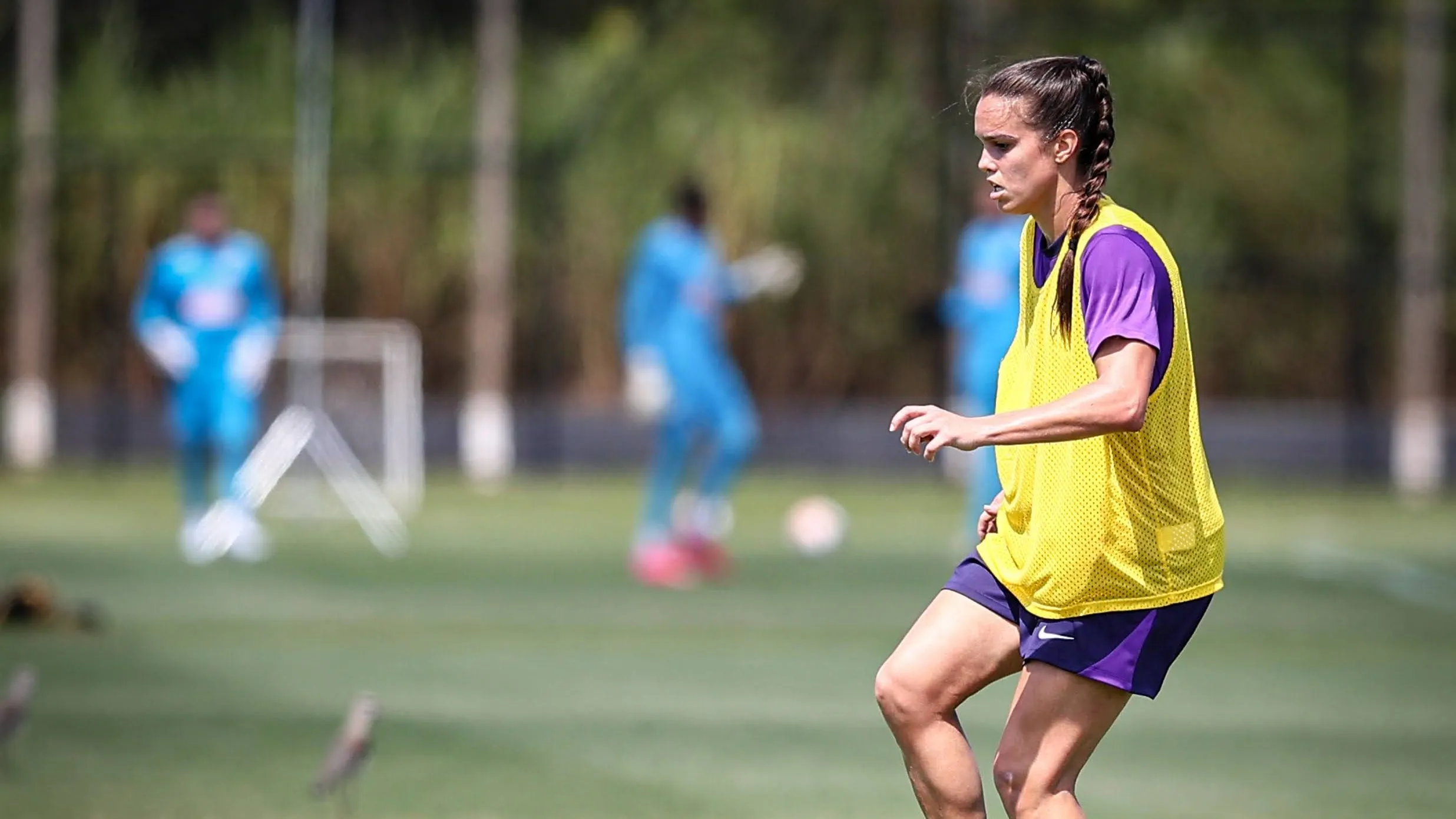 Meia Ana Vitória, nova contratação do Corinthians, em treinamento