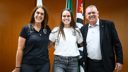 Iris Sesso, Ana Vitória e Osmar Stabile em apresentação da atleta – Foto: Rodrigo Gazzanel/Corinthians