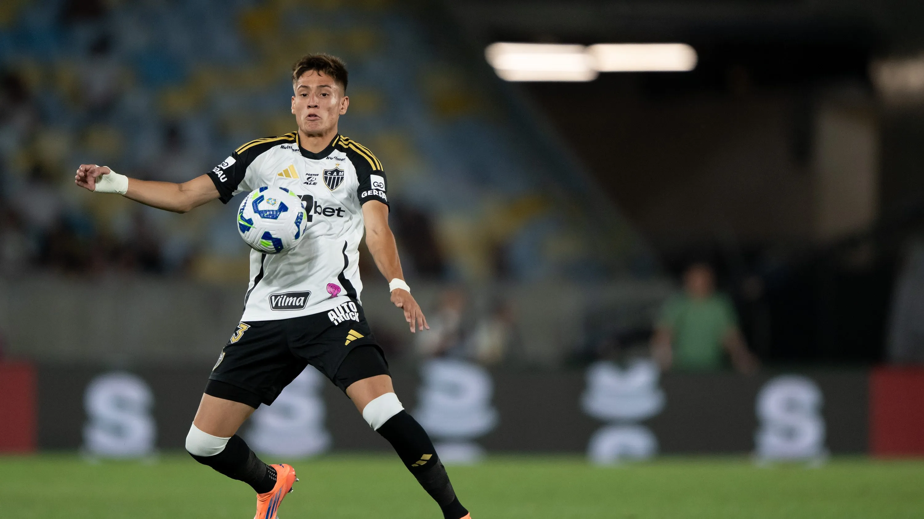 Natanael em ação pelo Galo. O Timão monitora a situação do defensor – Foto: Jorge Rodrigues/AGIF