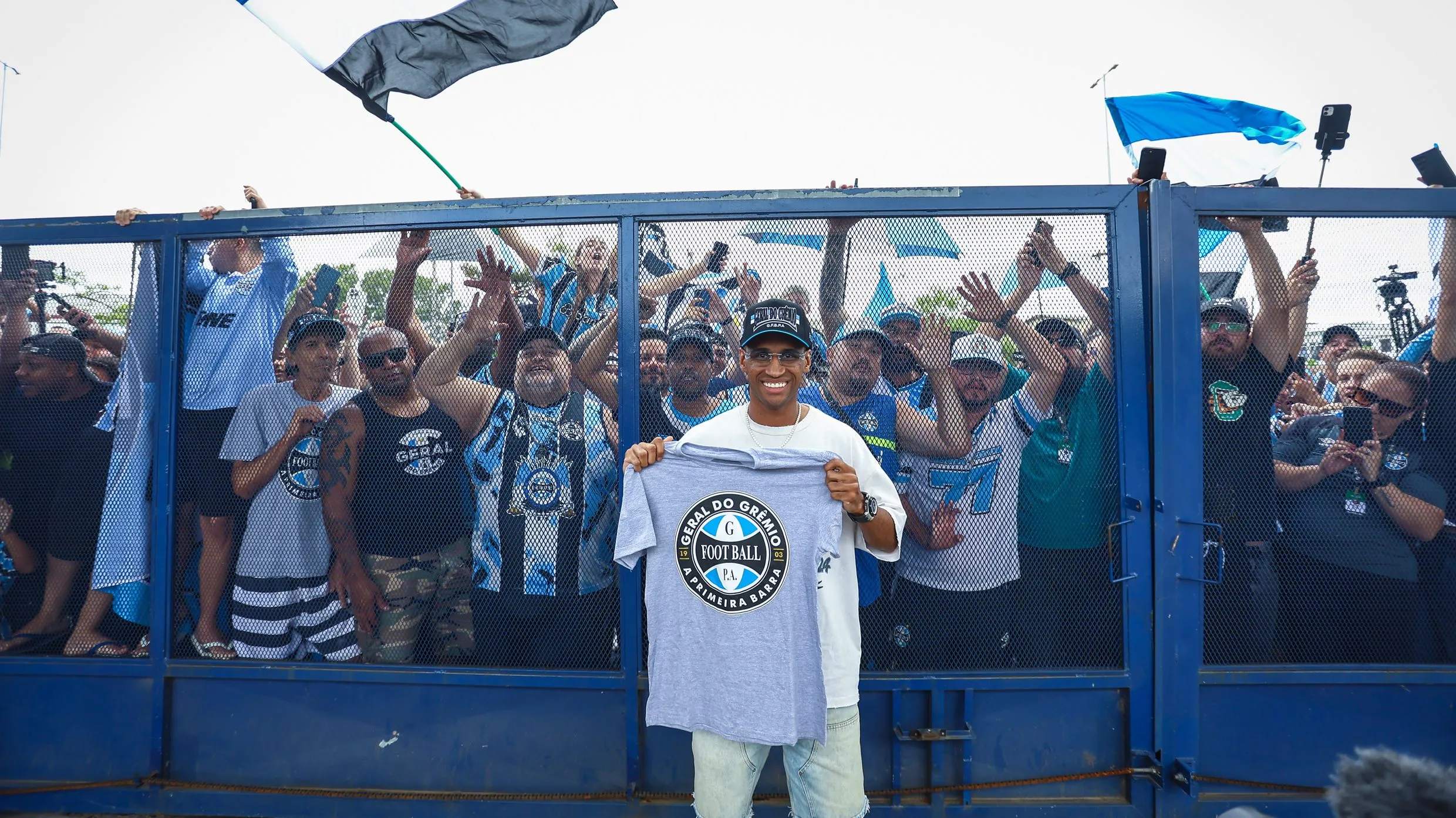 RS – FUTEBOL/GREMIO – ESPORTES – O atacante Tetê, novo reforço do Grêmio, desembarca no Aeroporto Salgado Filho, em Porto Alegre e é recepcionado por torcedoresdo Tricolor, marcando o início de um novo ciclo no Clube onde foi formado. FOTO: LUCAS UEBEL/GREMIO FBPA