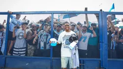 RS - FUTEBOL/GREMIO - ESPORTES - O atacante Tetê, novo reforço do Grêmio, desembarca no Aeroporto Salgado Filho, em Porto Alegre e é recepcionado por torcedoresdo Tricolor, marcando o início de um novo ciclo no Clube onde foi formado. FOTO: LUCAS UEBEL/GREMIO FBPA