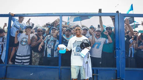 RS – FUTEBOL/GREMIO – ESPORTES – O atacante Tetê, novo reforço do Grêmio, desembarca no Aeroporto Salgado Filho, em Porto Alegre e é recepcionado por torcedoresdo Tricolor, marcando o início de um novo ciclo no Clube onde foi formado. FOTO: LUCAS UEBEL/GREMIO FBPA