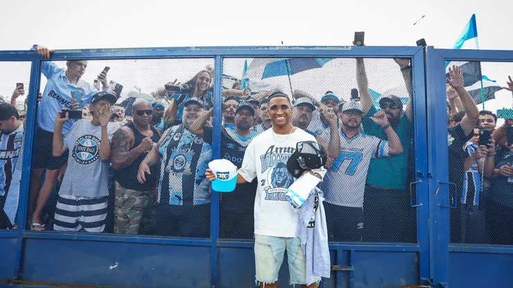 RS - FUTEBOL/GREMIO - ESPORTES - O atacante Tetê, novo reforço do Grêmio, desembarca no Aeroporto Salgado Filho, em Porto Alegre e é recepcionado por torcedoresdo Tricolor, marcando o início de um novo ciclo no Clube onde foi formado. FOTO: LUCAS UEBEL/GREMIO FBPA