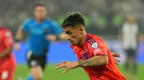 Lucas Assadi durante jogo pela Universidad de Chile.
