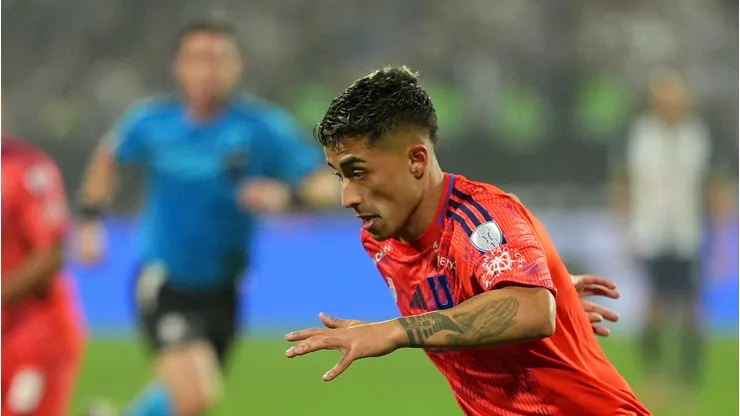 Lucas Assadi durante jogo pela Universidad de Chile.