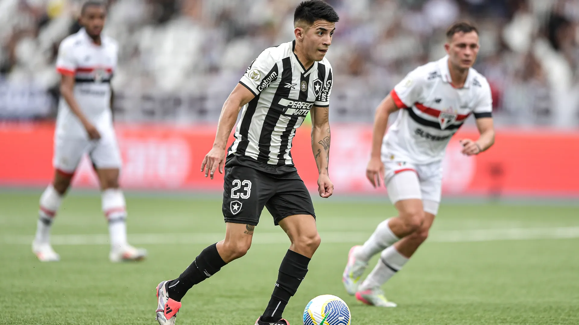 Ex-Botafogo, Almada está sendo monitorado pelo Palmeiras – Foto: Thiago Ribeiro/AGIF