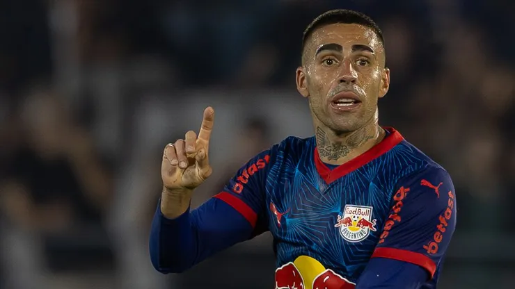Gabriel jogador do Bragantino durante partida contra o Vitoria no estadio Cicero De Souza Marques pelo campeonato Brasileiro A 2025. Foto: Joisel Amaral/AGIF