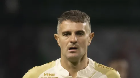 Vegetti em campo com a camisa do Cruz-Maltino.