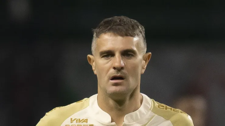 Vegetti em campo com a camisa do Cruz-Maltino.