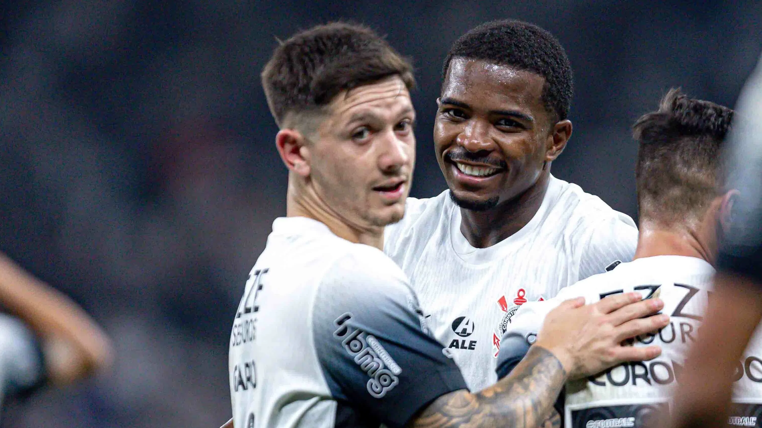 Cacá em campo ao lado de Garro. Foto: Leonardo Lima/AGIF