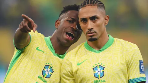 Raphinha e Vinícius Júnior em jogo da Seleção Brasileira