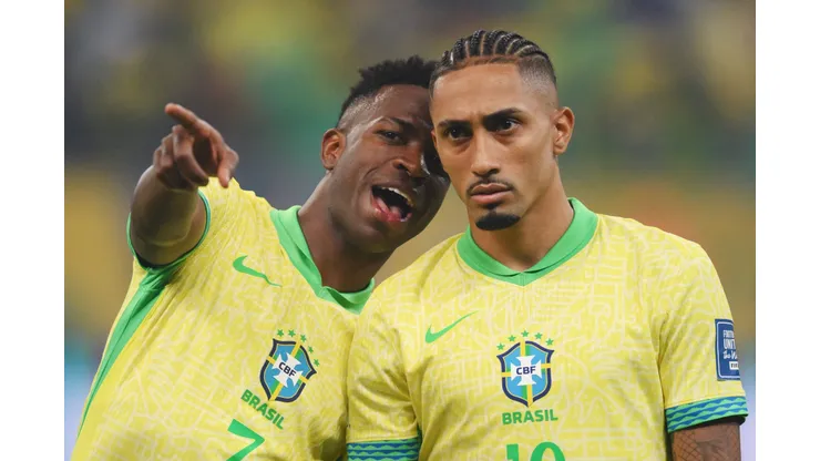 Raphinha e Vinícius Júnior em jogo da Seleção Brasileira