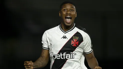 Leandrinho comemora gol pelo Vasco