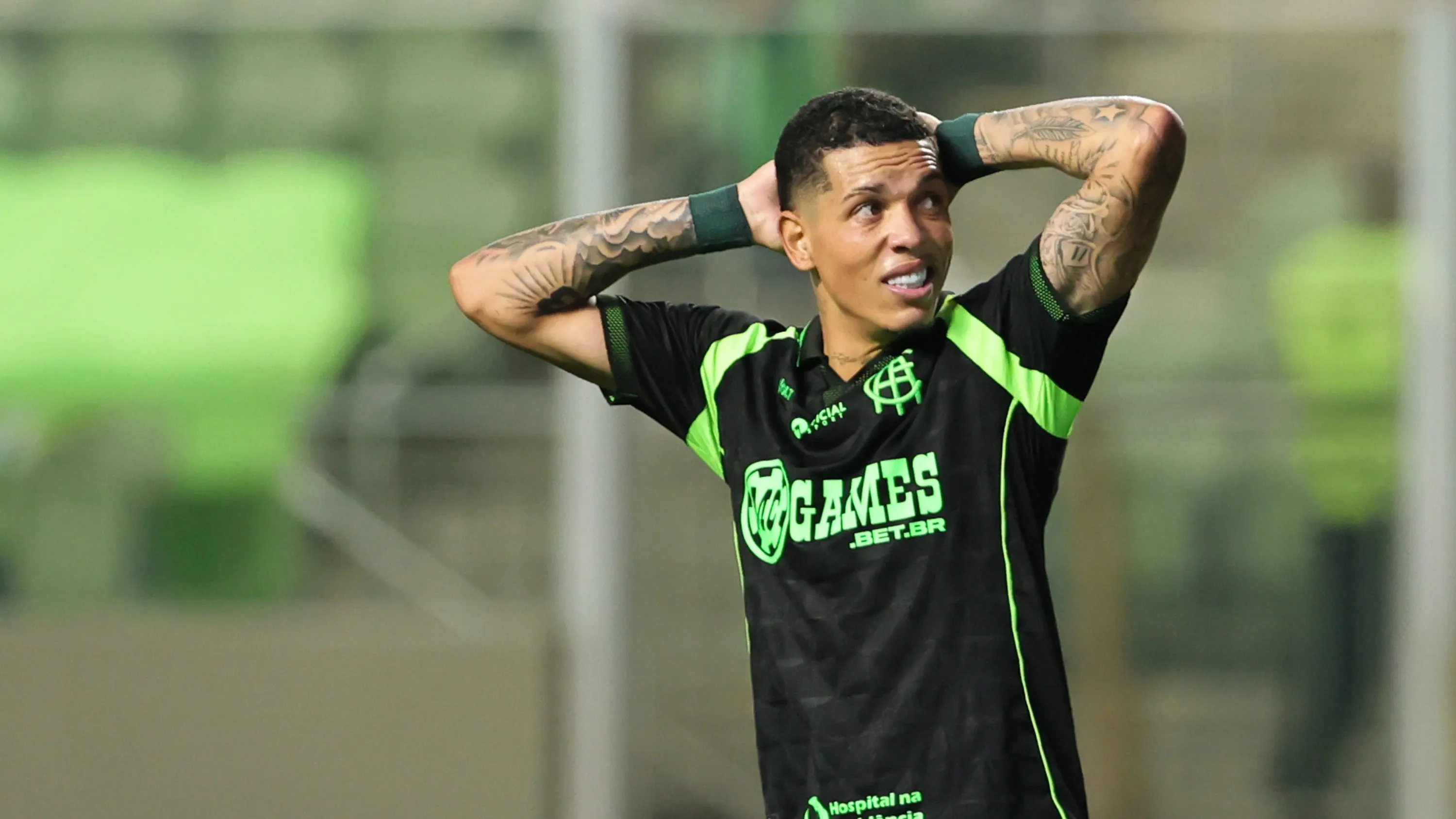 Kauã Diniz jogador do America-MG lamenta durante partida contra o Vila Nova-GO no estadio Independencia pelo campeonato Brasileiro B 2025. Foto: Gilson Lobo/AGIF