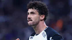 Gustavo Henrique ajudou na defesa e no ataque diante da Ponte Preta