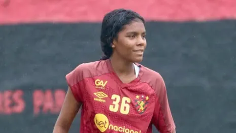 Zagueira Maria Clara em treinamento com o Sport