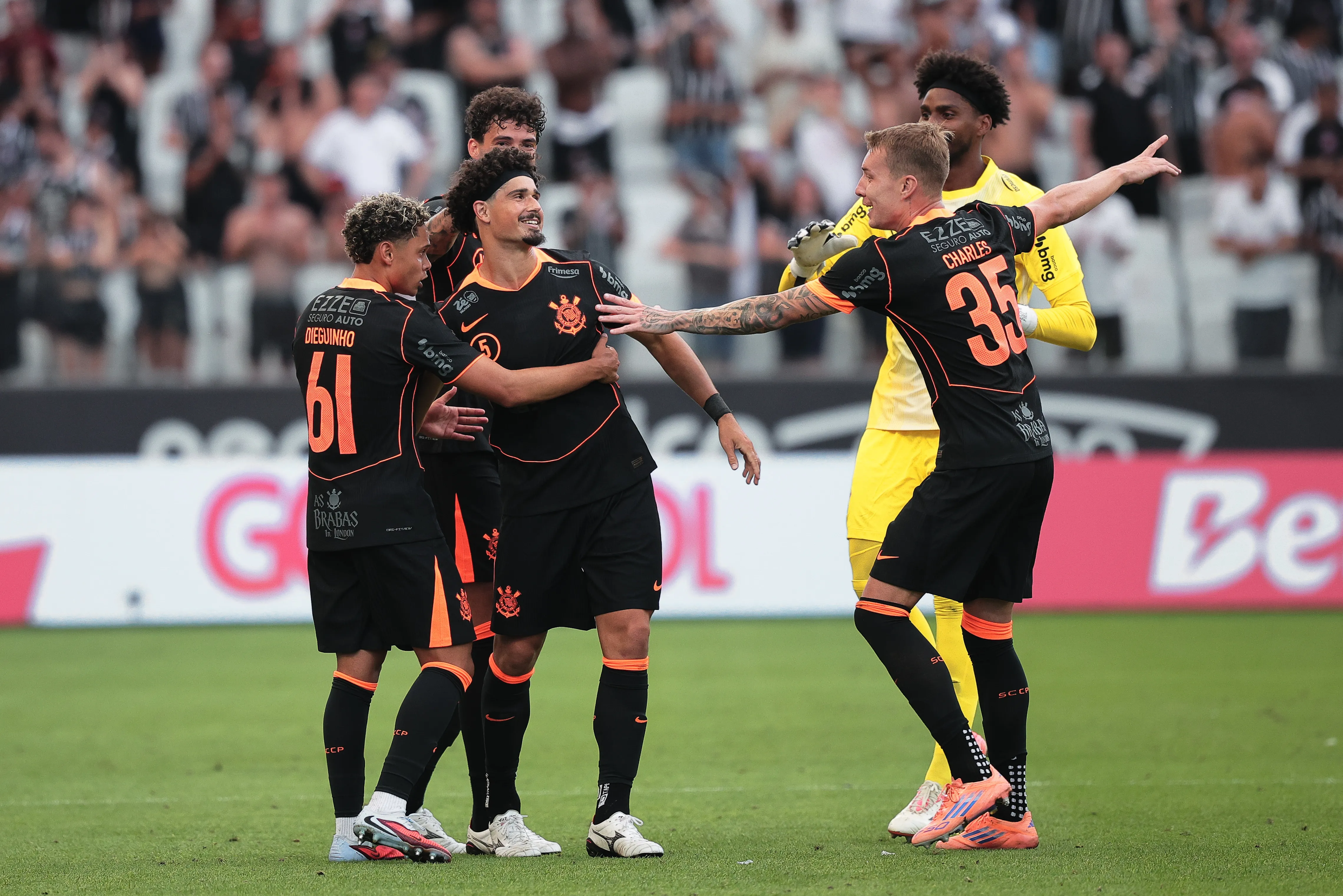 André Ramalho jogador do Corinthians comemora seu gol com jogadores do seu time durante partida contra o Ponte Preta no estádio Arena Corinthians pelo campeonato Paulista 2026. Foto: Ettore Chiereguini/AGIF