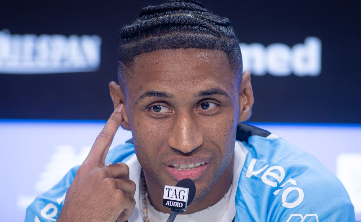 Grêmio passa a ter sete opções para as pontas no ataque com Tetê e Enamorado em 2026