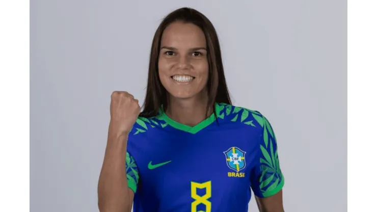 Ana Vitória com a camisa da seleção. Foto: Thais Magalhães/CBF