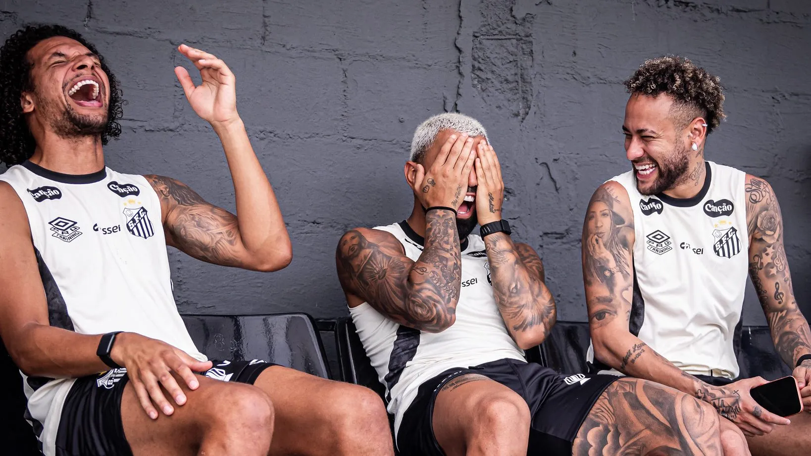 Arão com Gabigol e Neymar em treino do Peixe- Fotos: Raul Baretta/ Santos FC.