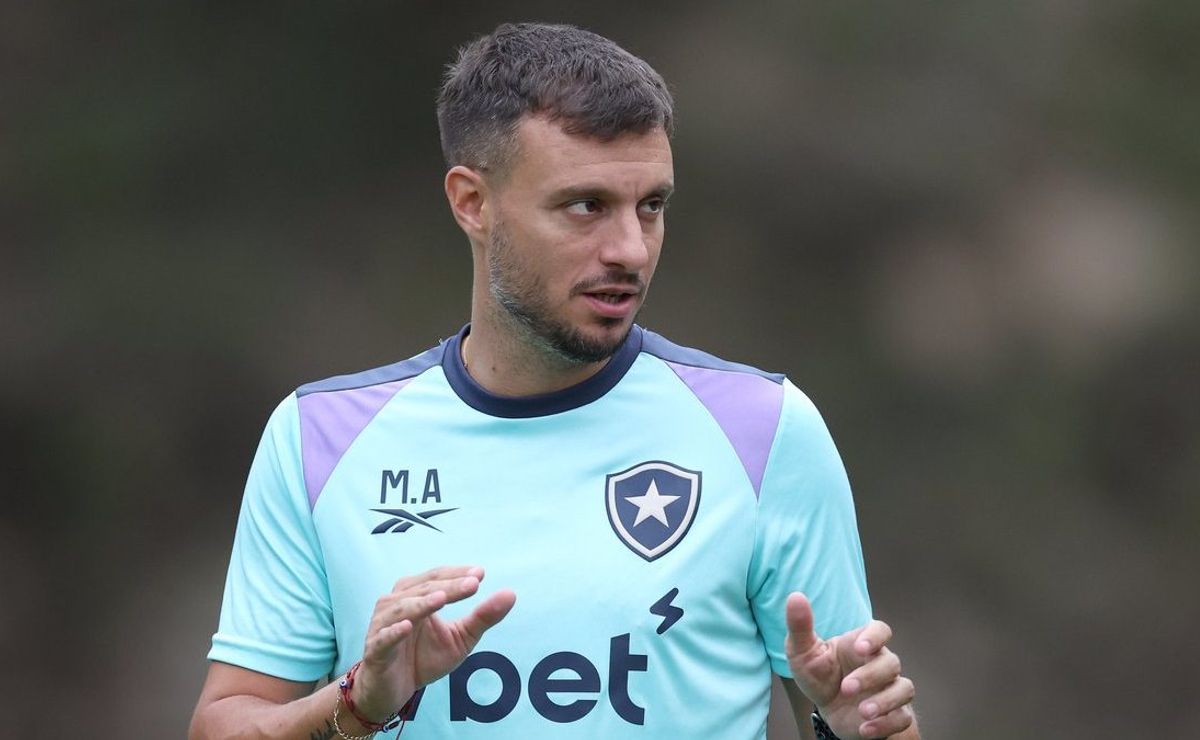 Anselmi muda tudo no Botafogo, testa três zagueiros e busca virada após trauma europeu