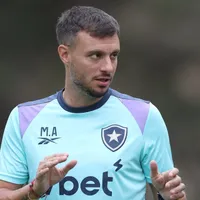 Anselmi muda tudo no Botafogo, testa três zagueiros e busca virada após trauma europeu