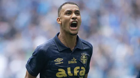 RS – PORTO ALEGRE – 28/09/2025 – BRASILEIRO A 2025, GREMIO X VITORIA – Andre Henrique jogador do Gremio comemora seu gol durante partida contra o Vitoria no estadio Arena do Gremio pelo campeonato Brasileiro A 2025. Foto: Maxi Franzoi/AGIF