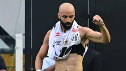 SP - SANTOS - 07/12/2025 - BRASILEIRO A 2025, SANTOS X CRUZEIRO - Thaciano jogador do Santos comemora seu gol durante partida contra o Cruzeiro no estadio Vila Belmiro pelo campeonato Brasileiro A 2025. Foto: Jota Erre/AGIF