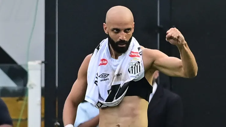 SP - SANTOS - 07/12/2025 - BRASILEIRO A 2025, SANTOS X CRUZEIRO - Thaciano jogador do Santos comemora seu gol durante partida contra o Cruzeiro no estadio Vila Belmiro pelo campeonato Brasileiro A 2025. Foto: Jota Erre/AGIF