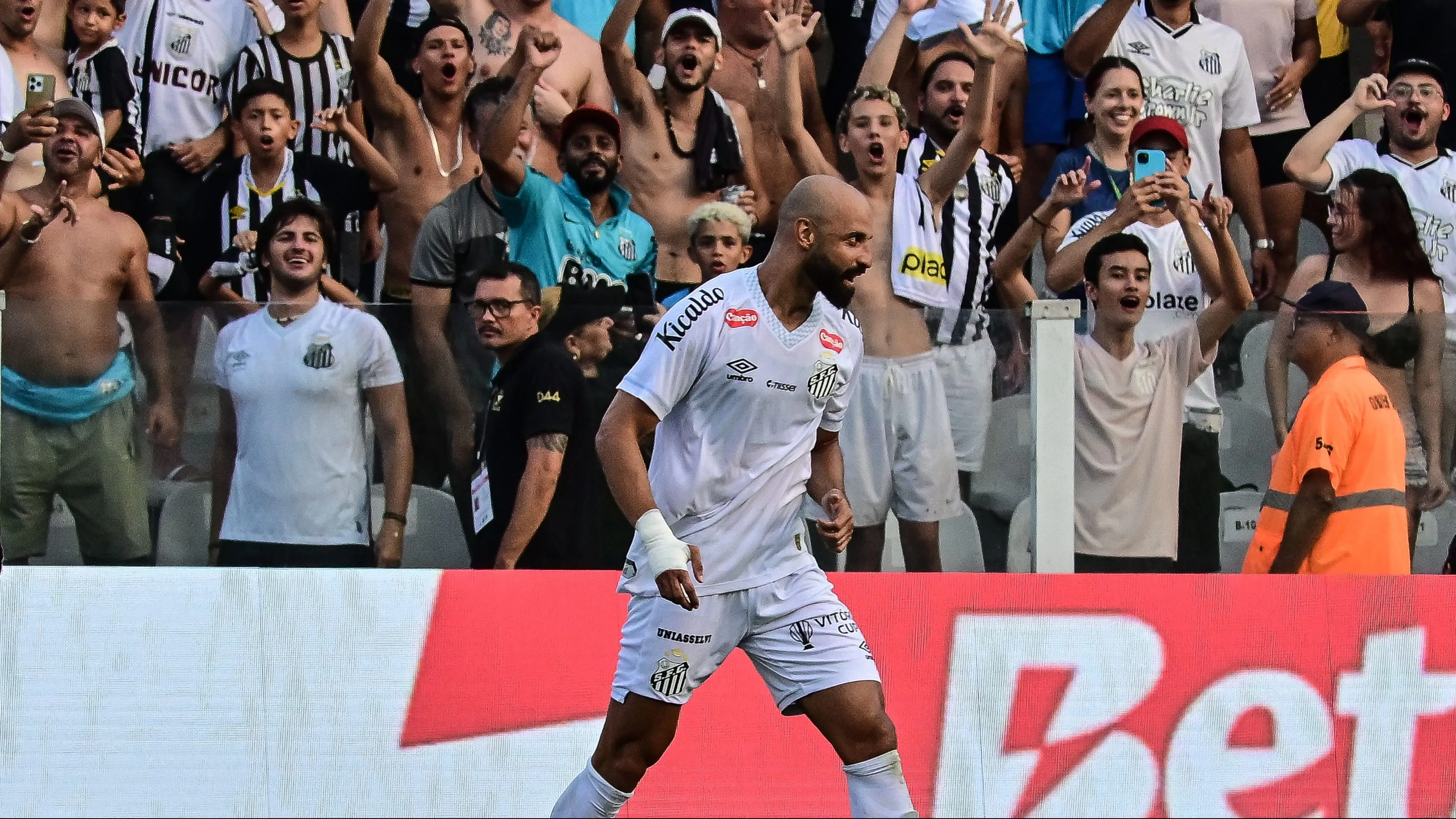 SP – SANTOS – 10/01/2026 – PAULISTA 2026, SANTOS X NOVORIZONTINO – Thaciano jogador do Santos comemora seu gol durante partida contra o Novorizontino no estadio Vila Belmiro pelo campeonato Paulista 2026. Foto: Jota Erre/AGIF