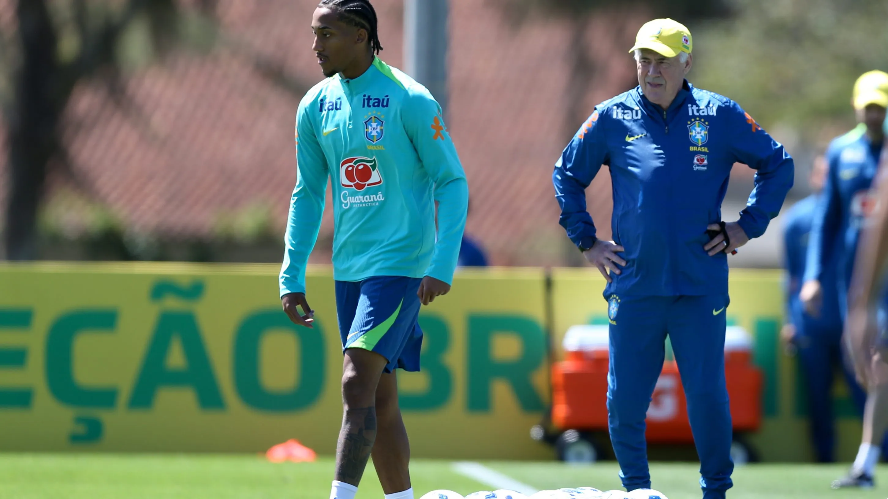 Ancelotti em ação durante treino da Seleção – Foto: Marlon Costa/AGIF