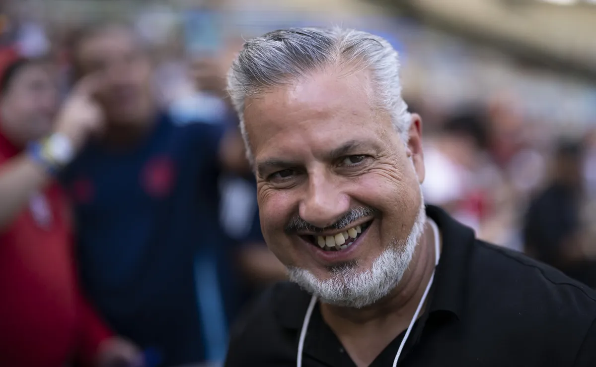 Flamengo confirma acordo com Andrew e dá chapéu no Botafogo; futuro do jogador se define no RJ