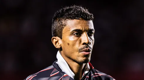Luiz Gustavo em campo com a camisa do São Paulo