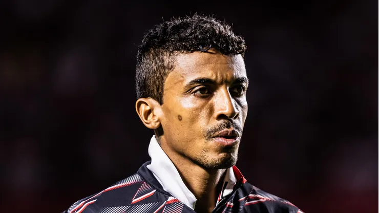 Luiz Gustavo em campo com a camisa do São Paulo