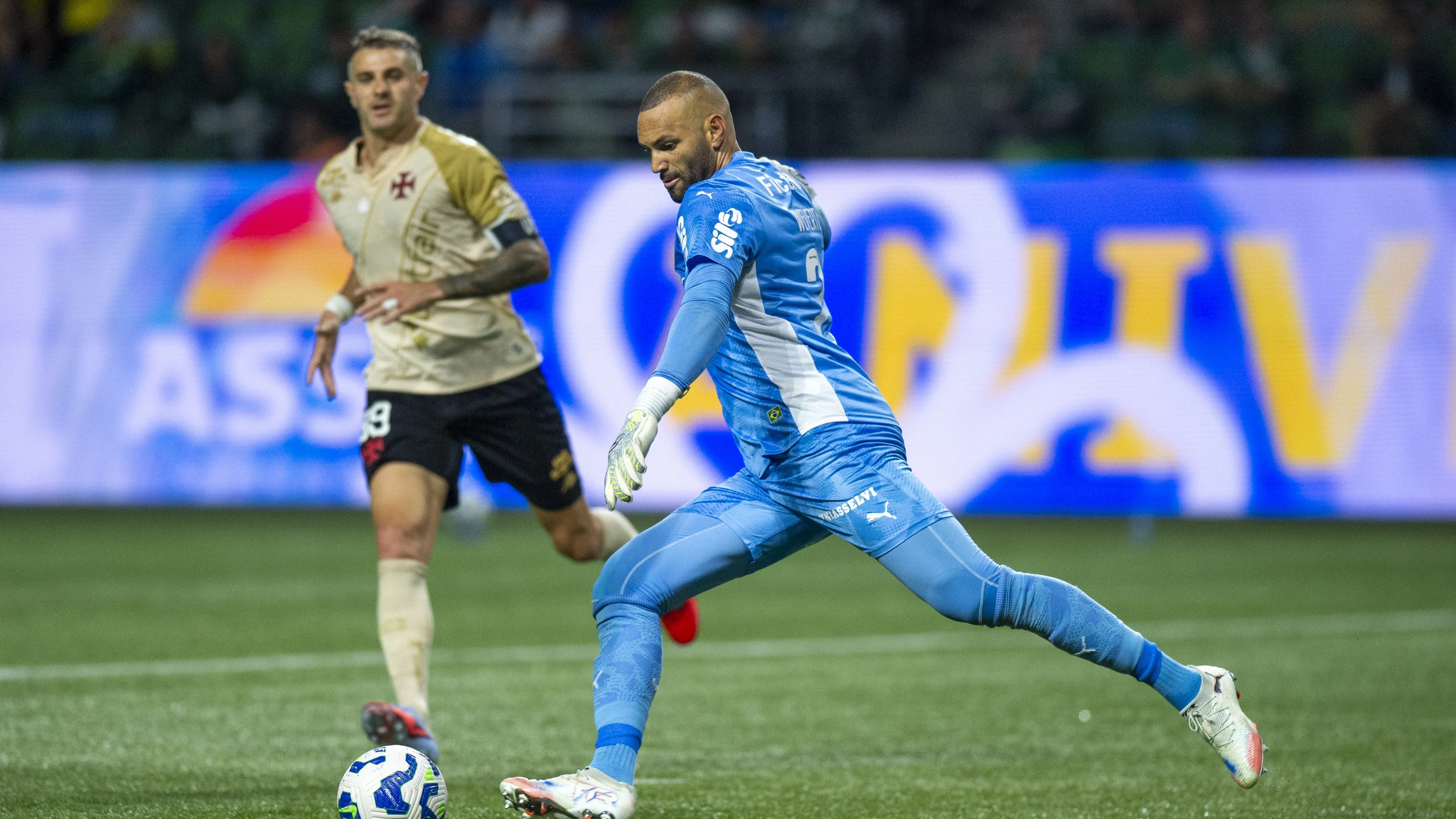 SP – SAO PAULO – 01/10/2025 – BRASILEIRO A 2025, PALMEIRAS X VASCO – Weverton jogador do Palmeiras disputa lance com Vegetti jogador do Vasco durante partida no estadio Arena Allianz Parque pelo campeonato Brasileiro A 2025. Foto: Anderson Romao/AGIF
