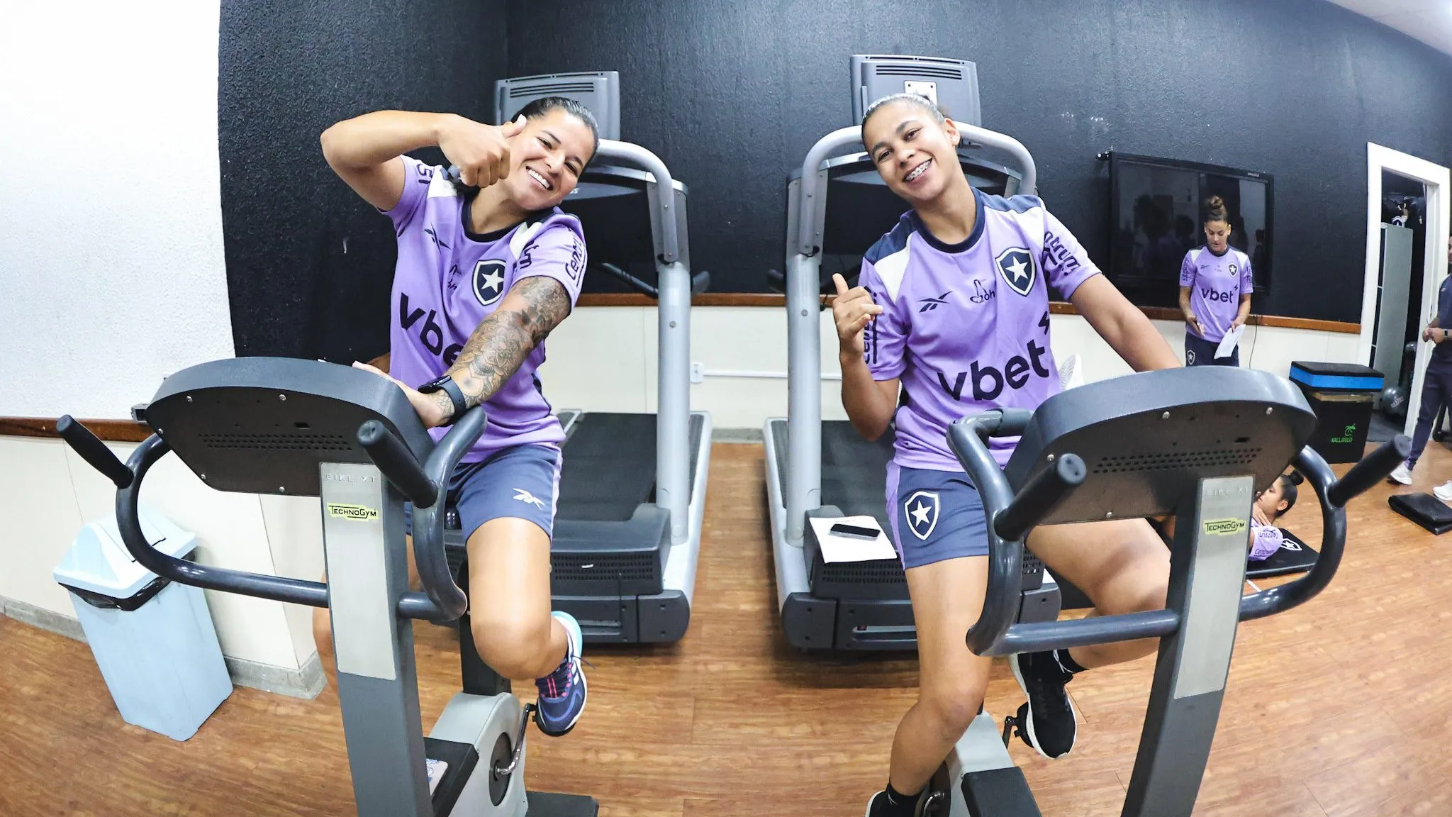 Jogadoras do Botafogo realizam trabalhos no Estádio Nilton Santos
