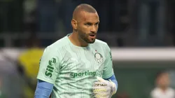 Weverton jogador do Palmeiras durante aquecimento antes da partida contra o Internacional no estadio Arena Allianz Parque pelo campeonato Brasileiro A 2025. Foto: Anderson Romao/AGIF
