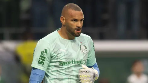 Weverton jogador do Palmeiras durante aquecimento antes da partida contra o Internacional no estadio Arena Allianz Parque pelo campeonato Brasileiro A 2025. Foto: Anderson Romao/AGIF