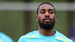 Gerson em campo durante treino da Seleção Brasileira.