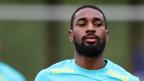 Gerson em campo durante treino da Seleção Brasileira.