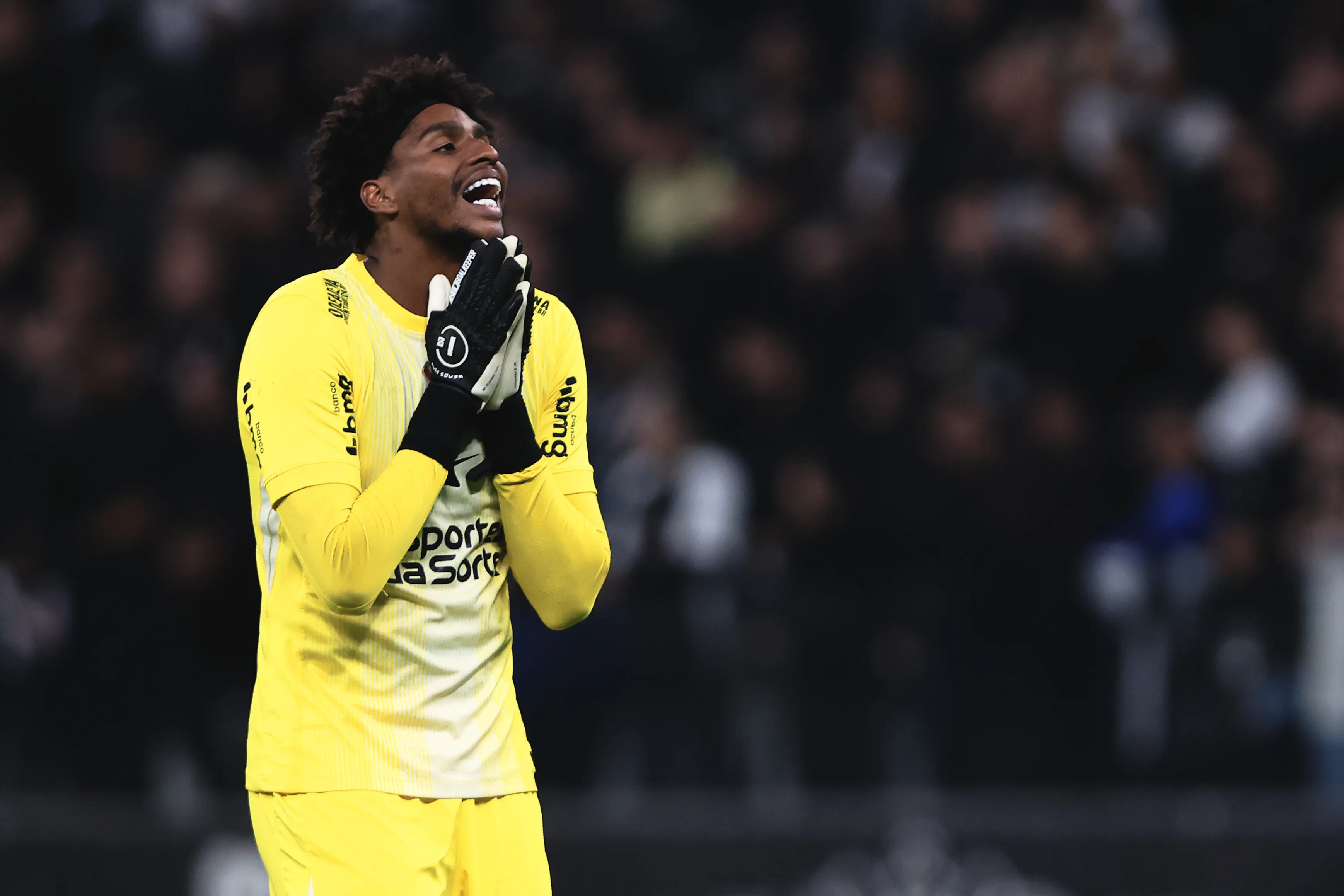 Hugo Souza goleiro do Corinthians durante partida contra o Bragantino. Foto: Ettore Chiereguini/AGIF
