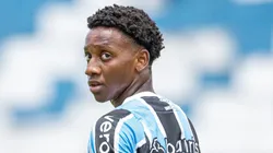 Gabriel Mec em ação no time profissional do Grêmio.