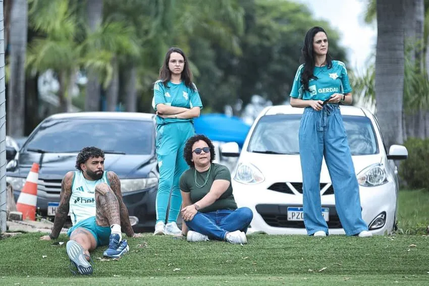 Gabigol e Babi acompanhando treino das Cabulosas. Foto: Gustavo Martins/Cruzeiro