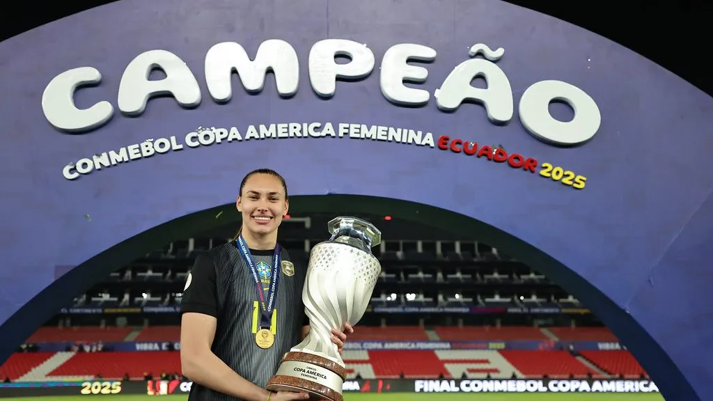 Goleira Claudia com a taça da Copa América Feminina 2025