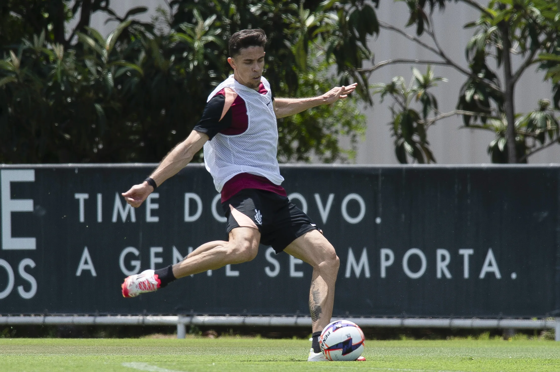 Gabriel Paulista jogador do Corinthians durante treino no Centro de Treinamento CT Joaquim Grava. Foto: Anderson Romao/AGIF