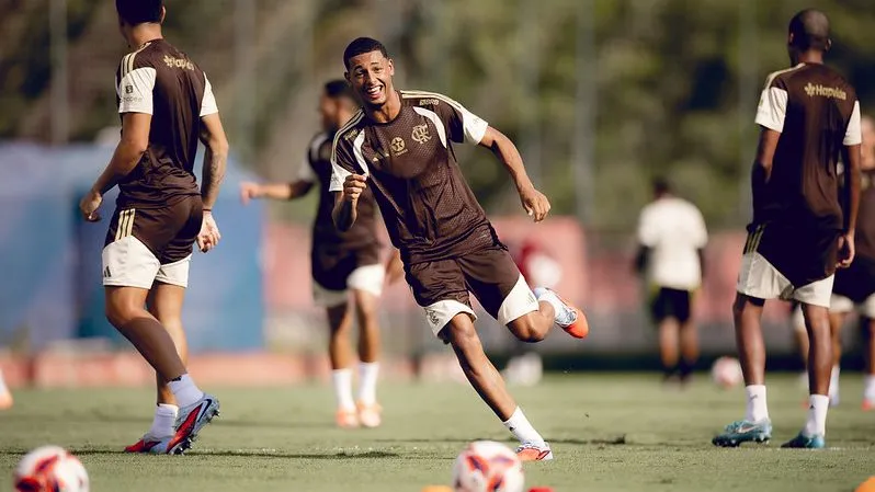 Sub-20 do Mengão treina com a responsabilidade de iniciar a temporada  no Cariocão cobrindo o elenco principal – Foto:Adriano Fontes/Flamengo